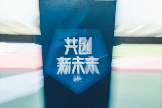 《十三猎杀》不仅拥有动作片中;硬碰硬拳拳到肉的正面搏杀，还贯穿着大量令人屏息的;无形猎杀桥段，试图将观众一同带入静谧死寂的;丛林猎杀场之中